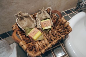 Superior kamer | Badkamer | Een douche, gratis toiletartikelen, een haardroger, zeep