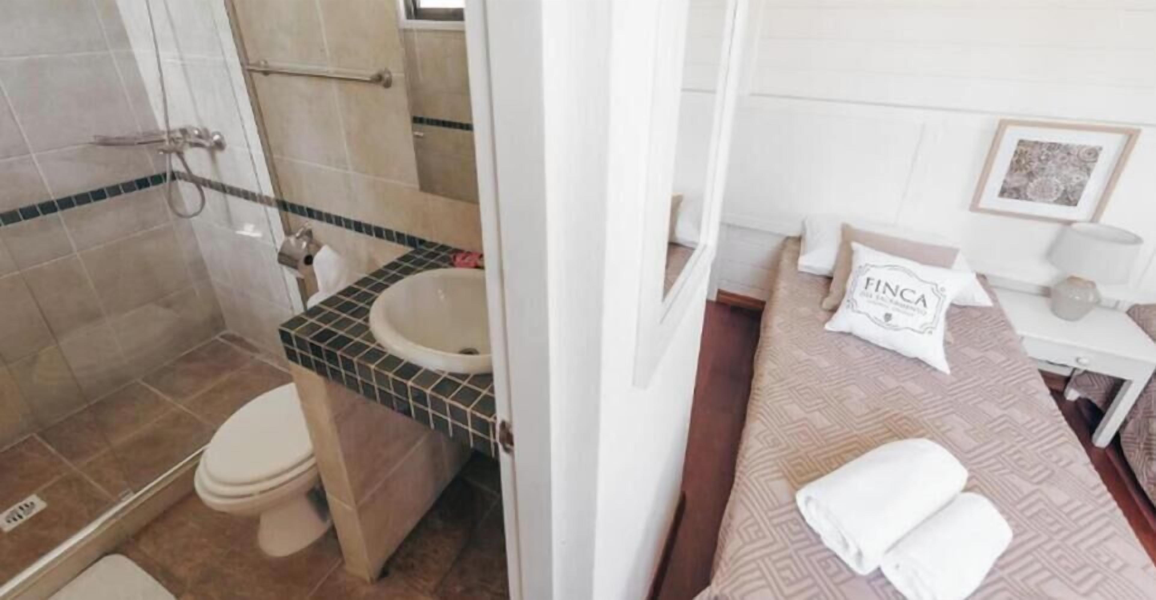 Un baño con ducha, inodoro y lavabo.