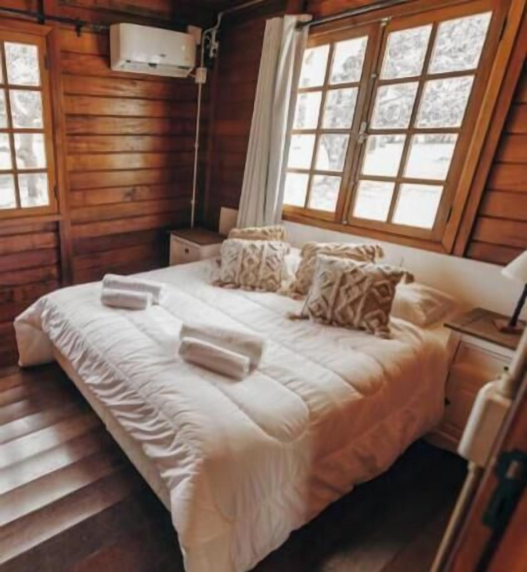 1 bedroom, Egyptian cotton sheets, premium bedding, down duvets