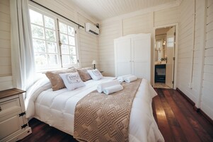 Family Cabin, 1 Bedroom | 1 bedroom, Egyptian cotton sheets, premium bedding, down comforters