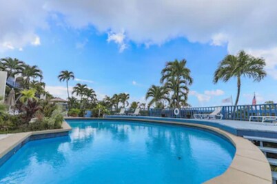 Noble Retreat, Cozy studio condo with pool, laundromat, free parking & Wi-Fi