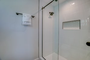 Regadera, secadora de cabello, toallas, papel de baño 