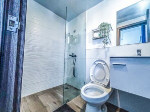 Asciugamani, sapone, shampoo, carta igienica