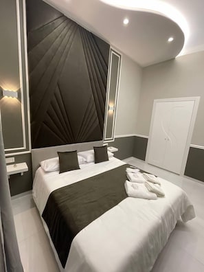 Deluxe Room | 1 bedroom, Frette Italian sheets, premium bedding, down duvets - Sunny Suite Luxury Exprience (Naples)