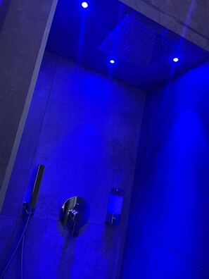 Luxury Suite | Bathroom | Shower, rainfall showerhead, hair dryer, slippers - Sunny Suite Luxury Exprience (Naples)