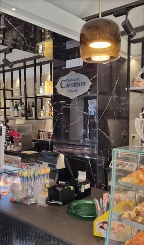 每日供應當地菜式早餐 (每人 EUR4)