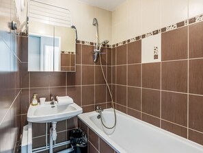 Articles de toilette gratuits, sèche-cheveux, serviettes fournies