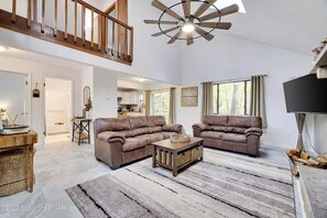 TV connectée, baby-foot, livres