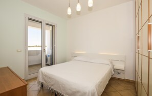 3 bedrooms, travel crib, free WiFi, bed sheets - 3 bedroom amazing home in Marina di Ragussa (Marina di Ragussa)