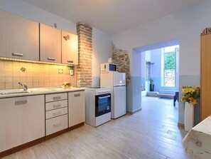 Fridge, microwave, oven, cookware/dishes/utensils - Apartment Sonja by Interhome (Pula)