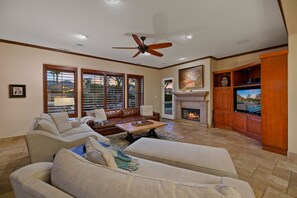 Fernseher, Kamin, Arbeitsbereiche