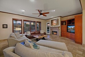 Televisie, een open haard en een kantoor