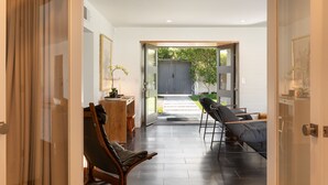 Un interno moderno con un'area pranzo, una scrivania in legno e vista all'esterno.