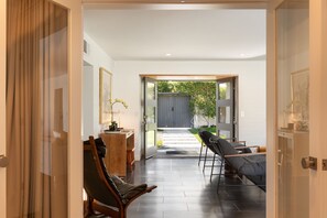 Un interior moderno con comedor, un escritorio de madera y vistas al exterior.