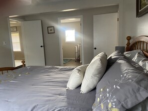 4 bedrooms, in-room safe, travel cot, free WiFi - The Farmhouse. Quiet, modern. Family Friendly. Short drive to the beach! (Newport)