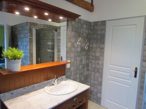 SĂšche-cheveux, serviettes fournies, papier toilette