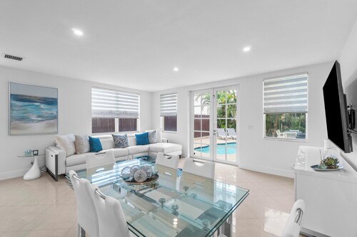 BY THE SEA VACATION VILLAS 4 BED/PRIVATE POOL/STEPS TO THE BEACH