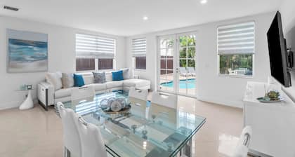 BY THE SEA VACATION VILLAS 4 BED/PRIVATE POOL/STEPS TO THE BEACH