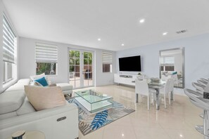 TV, ping pong - BY THE SEA VACATION VILLAS 4 BED/PRIVATE POOL/STEPS TO THE BEACH (Lauderdale-by-the-Sea)