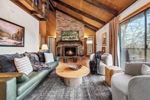 Smart TV, fireplace, video games, music library - Book Xmas! MTN View •Hot Tub • Arcades • Pool Table • Dog Friendly (Pigeon Forge)