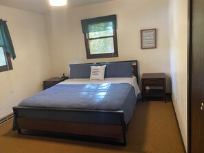 2 chambres, fer et planche à repasser, lit de bébé portatif