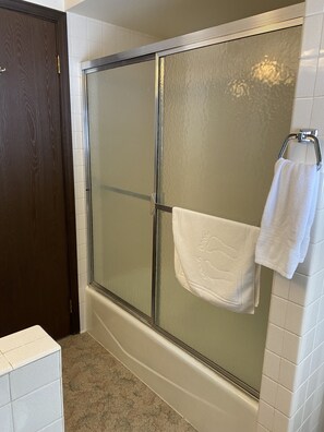 Haartrockner, Handtücher, Toilettenpapier
