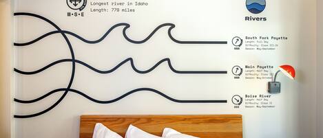 Una pared con un mapa de ríos y sus detalles, incluyendo el río Snake, el South Fork Payette, el río Main Payette y el río Boise.