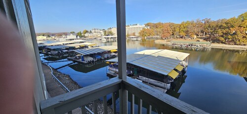 New listing! Pelican Bay/ Main floor/Osage beach 2B/2B,Margaritaville,Redheads! 