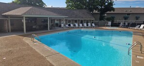 Una piscina al aire libre, una piscina climatizada