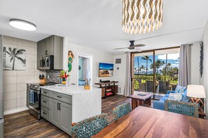 럭셔리 콘도 | 거실 공간 | 케이블 채널 시청이 가능한 700인치 스마트 TV