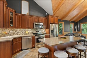 Kjøleskap, mikrobølgeovn, ovn og kokeplater