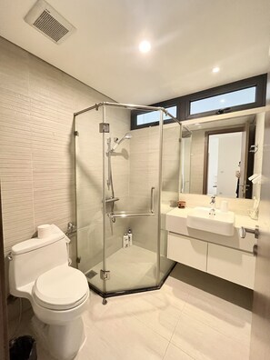 Shower, hydromassage showerhead, free toiletries, hair dryer - Sunhomes - Tourist Apartment (Hanoi)