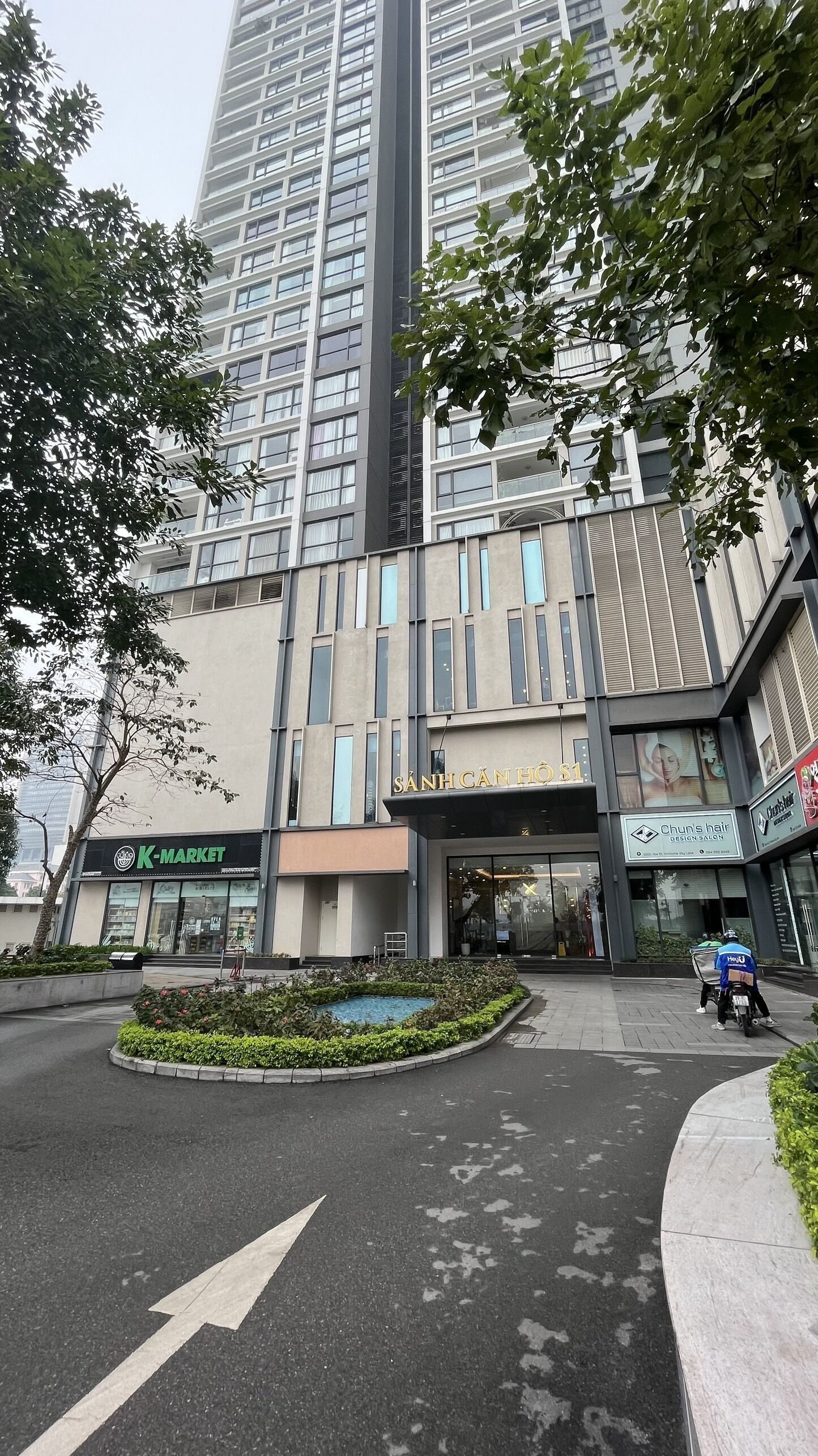 Vista frontal de la propiedad