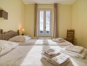 4 bedrooms, iron/ironing board, WiFi