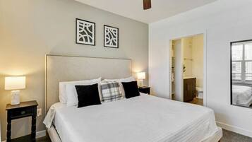 1 slaapkamer, een bureau, een strijkplank/strijkijzer, reisbedje