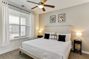 1 Schlafzimmer, Schreibtisch, Bügeleisen/Bügelbrett, Reisekinderbett