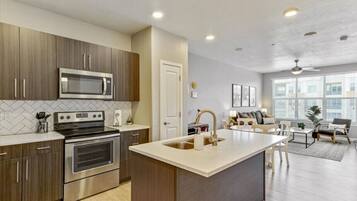 Køleskab, mikrobølgeovn, ovn, kogeplade