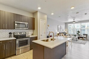 Réfrigérateur, micro-ondes, four, plaque de cuisson