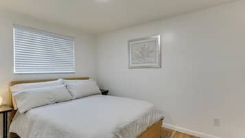 2 habitaciones, escritorio y tabla de planchar con plancha