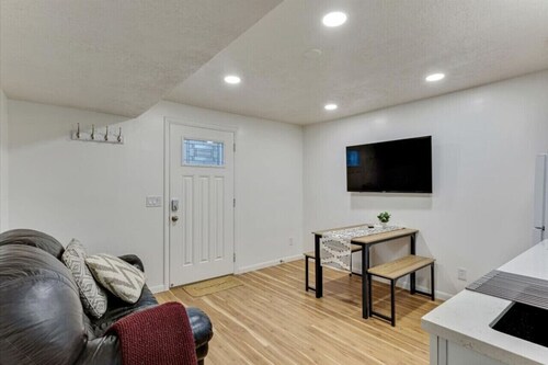 Canyon Cottage | Private Suite | Central | Sandy