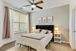 1 slaapkamer, een bureau, een strijkplank/strijkijzer, reisbedje