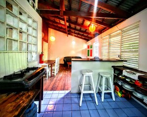 Signature-Doppelzimmer, 1 Doppelbett | Gemeinschaftsküche | Großer Kühlschrank, Herdplatte, Kochgeschirr/Geschirr/Besteck, Gewürze