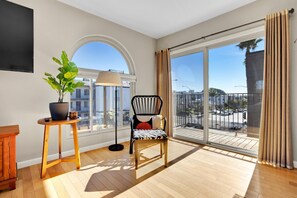 TV - Bright, Spacious 2 BD in the Heart of San Diego! (San Diego)