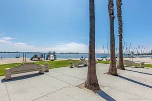 Beach nearby - Bright, Spacious 2 BD in the Heart of San Diego! (San Diego)