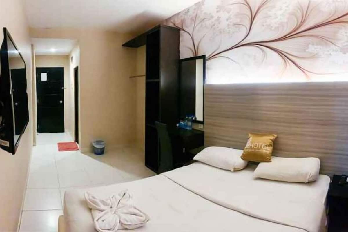 Escriptori, habitacions insonoritzades i roba de llit