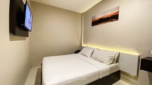 Quarto solteiro standard | Escrivaninha, quartos à prova de som, roupa de cama