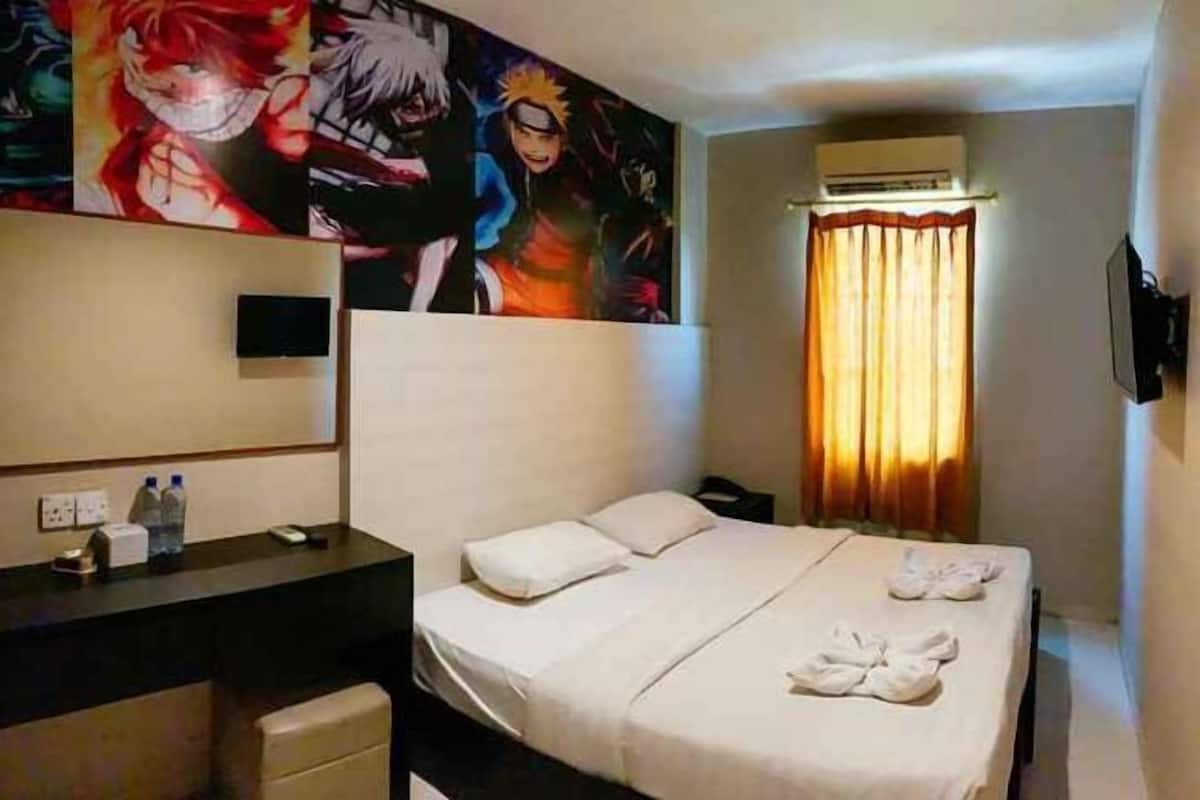 Escriptori, habitacions insonoritzades i roba de llit