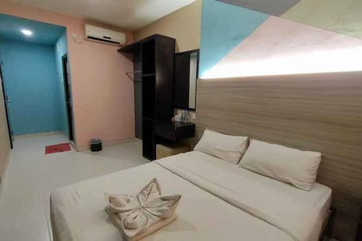 1 bedroom, desk, soundproofing, bed sheets