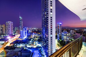 2 Bedroom 1 Bathroom Hinterland View Apartment (From Level 5) | Terrace/patio - Chevron Renaissance - WOWSTAY (Surfers Paradise)