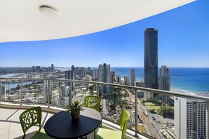 3 Bedroom, 2.5 bathroom - Ocean View | Terrace/patio - Chevron Renaissance - WOWSTAY (Surfers Paradise)